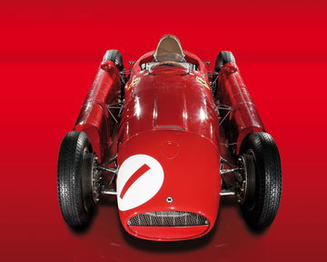 Vista trasera de Ferrari Lancia D50, destacando su diseño revolucionario.