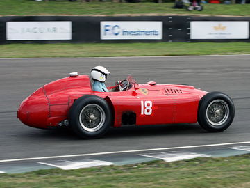 Vista lateral del Ferrari Lancia D50 con diseño icónico de los años 50.