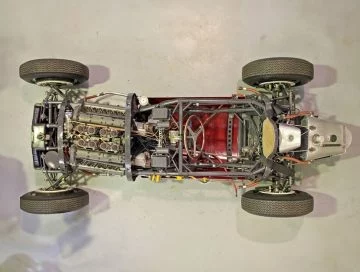 Vista lateral del Ferrari Lancia D50, destacando el motor como elemento estructural.