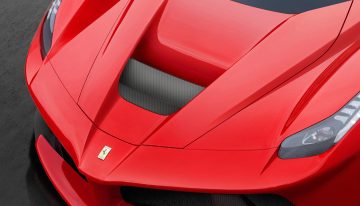 Ferrari emblemático con influencia de F1, vista angular frontal.