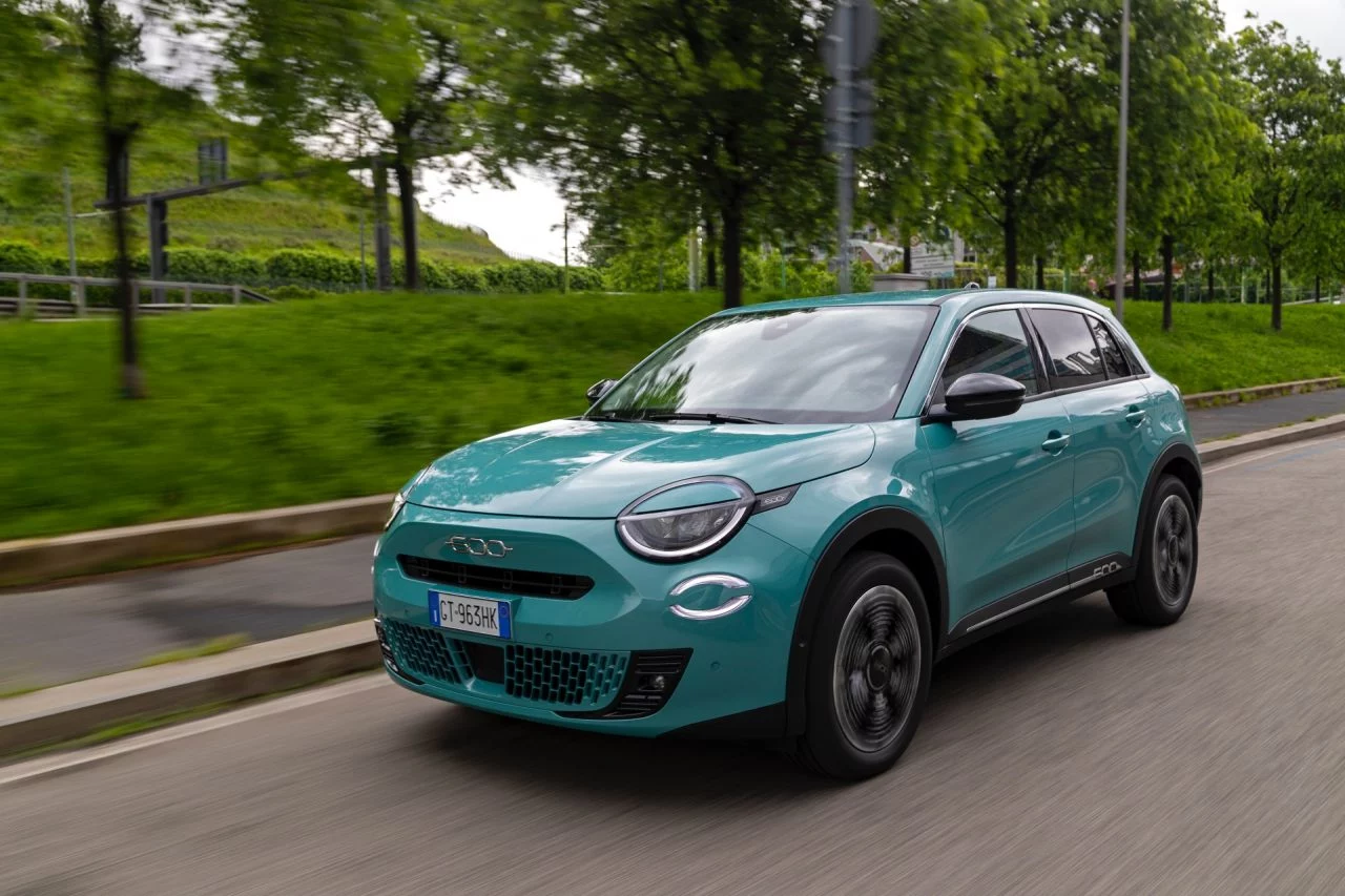 Vista dinámica del Fiat 600 Hybrid, mostrando su diseño actualizado.