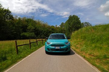 Vista dinámica del FIAT 600 Hybrid, enfatizando su diseño delantero y lateral.