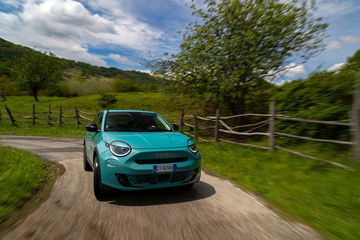 Vista delantera y lateral del FIAT 600 Hybrid en entorno natural