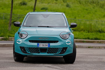 Vista frontal del FIAT 600 Hybrid, mostrando el diseño renovado