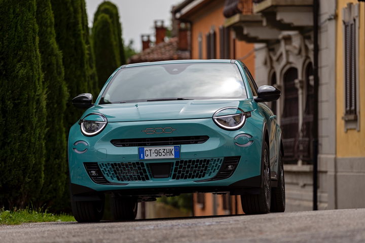 Vista dinámica del FIAT 600 Hybrid, reflejando su diseño moderno y compacto.