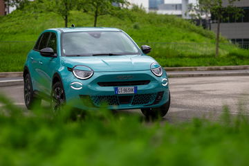 Vista dinámica del FIAT 600 Hybrid en entorno urbano