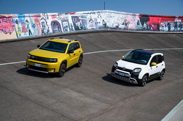 El Fiat Grande Panda eléctrico contrastando con sus competidores en diseño y color.