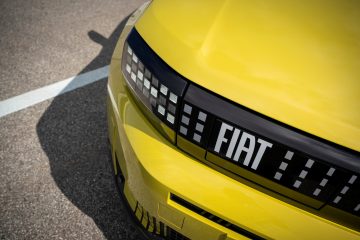 Vista detallada del frontal del Fiat Grande Panda eléctrico, destacando su identidad de marca.