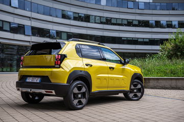 Perfil dinámico del Fiat Grande Panda eléctrico en tono amarillo vibrante.