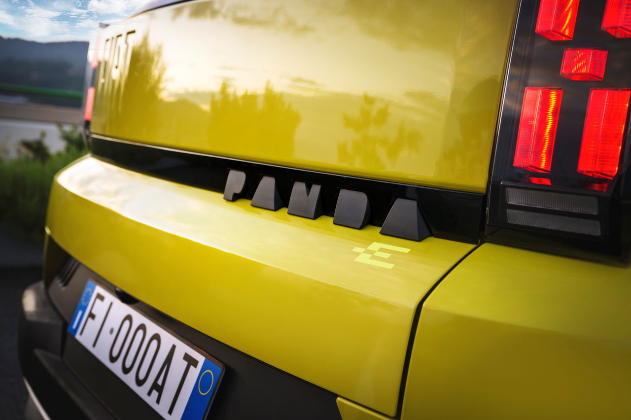 Vista trasera del Fiat Grande Panda eléctrico, destacando su diseño moderno