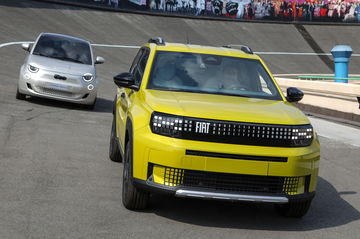 Fiat Grande Panda eléctrico en pista, muestra su frente robusto y agresivo.