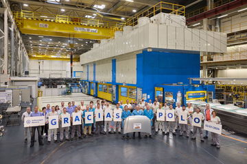 Último Volkswagen Polo rodeado del equipo de fábrica en Navarra.