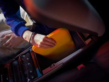 Detalle de la consola central del nuevo Ford Capri, mostrando acabados premium y diseño ergonómico.