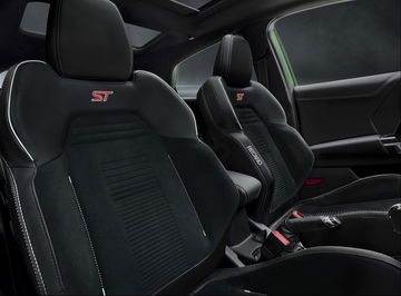 Vista de los asientos deportivos Recaro con insignia ST en el Ford Puma ST.