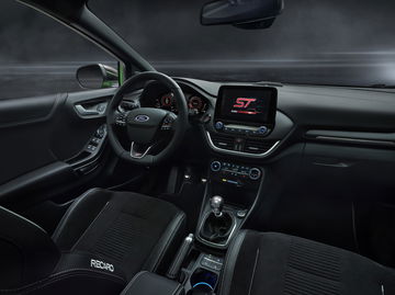 Vista del habitáculo del Ford Puma ST con énfasis en los asientos Recaro.