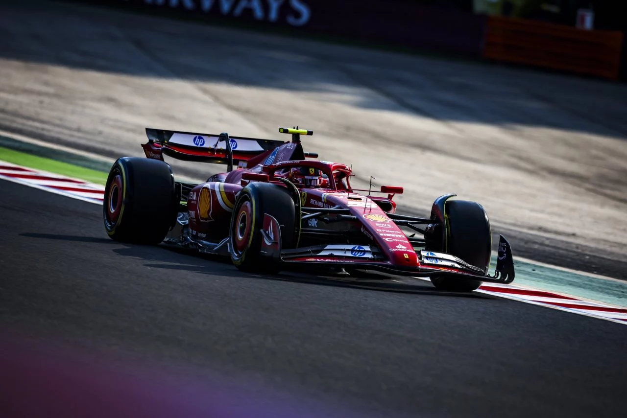 Ferrari en acción durante la FP2 del GP de Hungría 2024