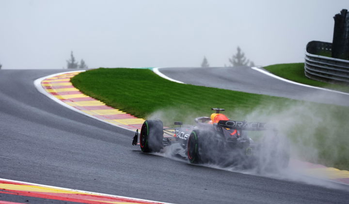 Max Verstappen domina en mojado con su Red Bull en la FP3 de Bélgica