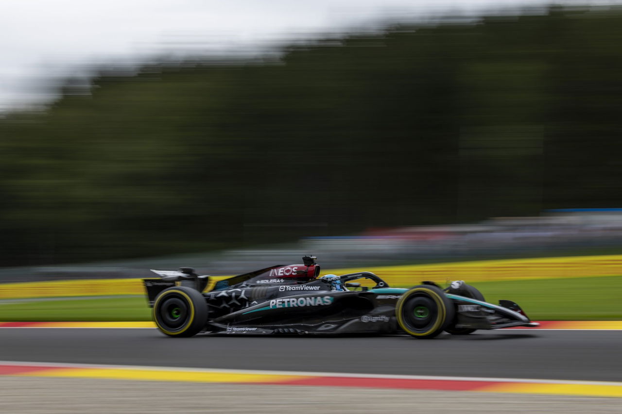 George Russell lidera con maestría en el Gran Premio de Bélgica, al volante de su Mercedes