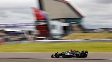 George Russell al volante de su Mercedes durante la clasificación en Silverstone