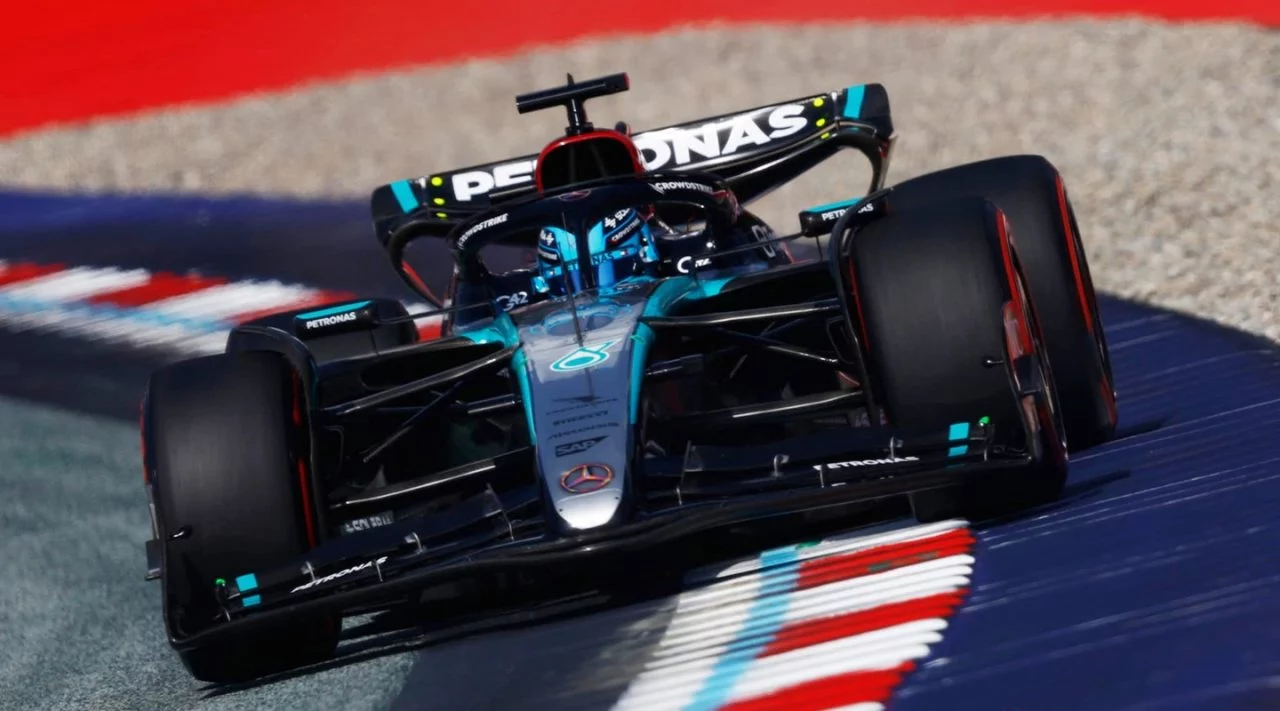 George Russell al volante del imponente Mercedes en Austria, dinamismo y potencia en pista.