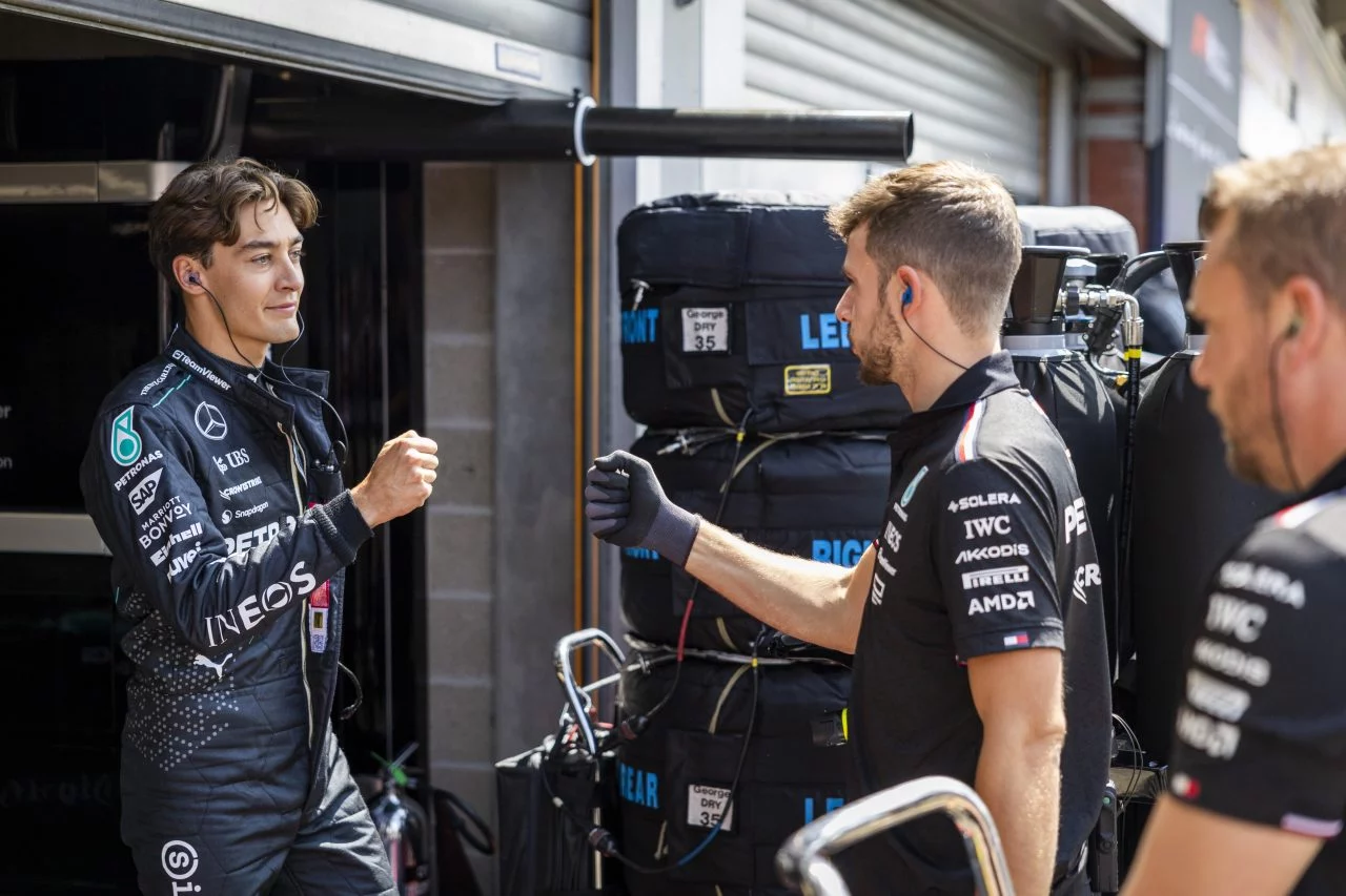 George Russell en el paddock con equipo Mercedes-AMG F1.