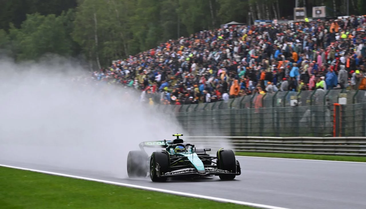 Un F1 supera Eau Rouge bajo la lluvia en Spa, desafío para pilotos españoles