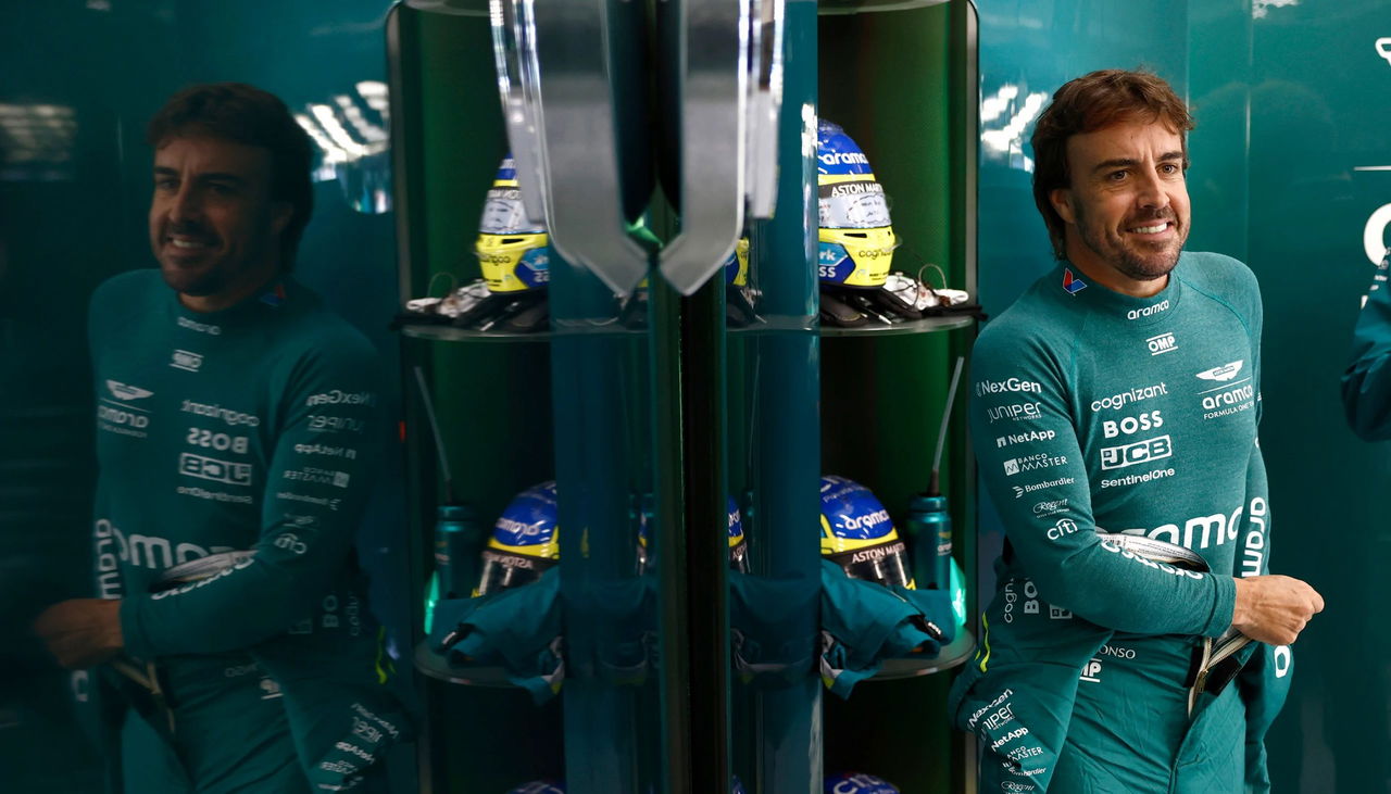 Piloto español sonriendo, reflejando confianza para la carrera en Spa.