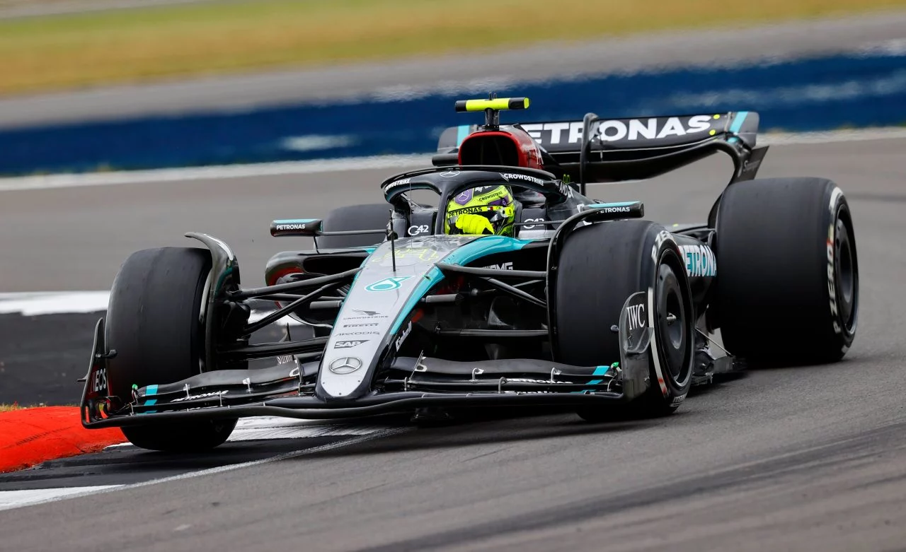 Lando Norris lidera FP1 en Silverstone con su monoplaza.