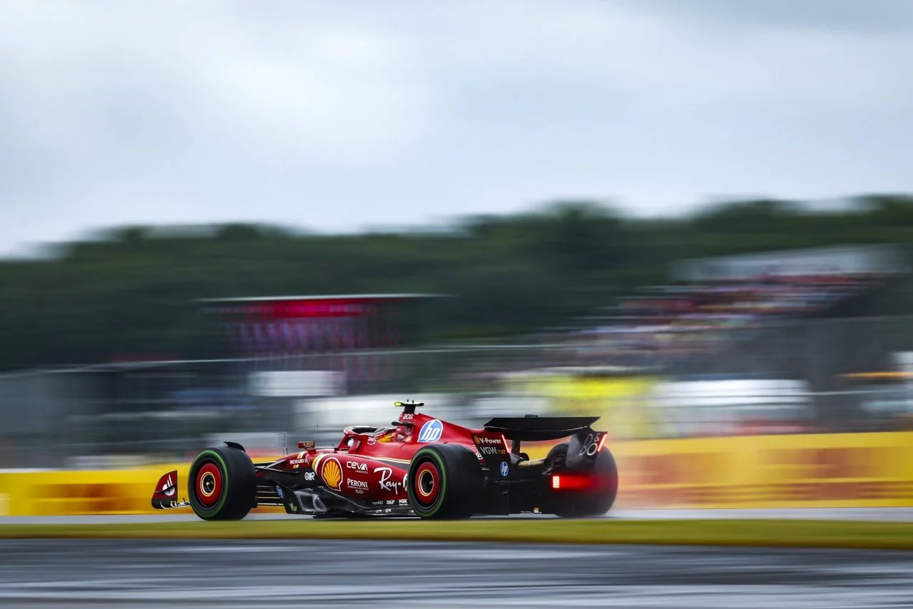 Mercedes sobresale en FP3 con pista mojada en Silverstone.