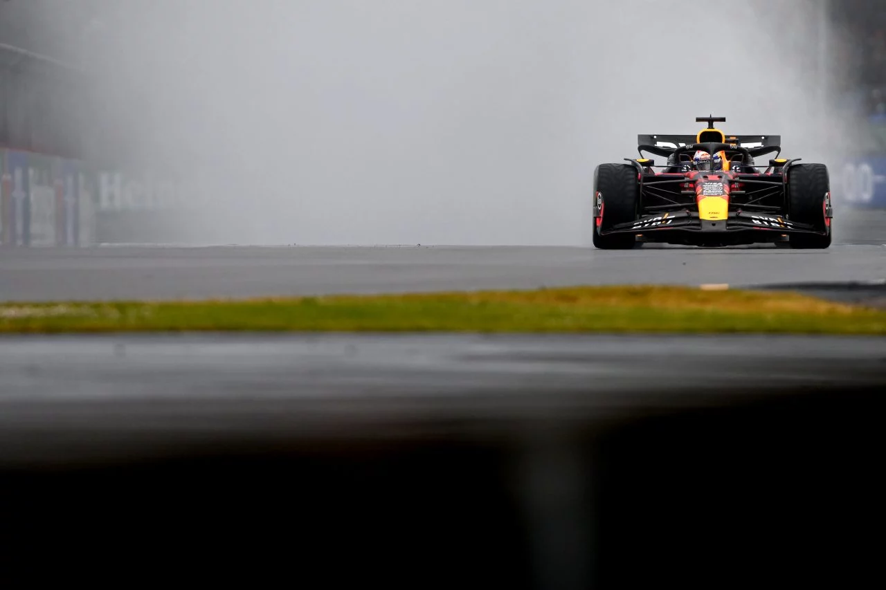 Mercedes domina en Silverstone con condiciones de lluvia en FP3