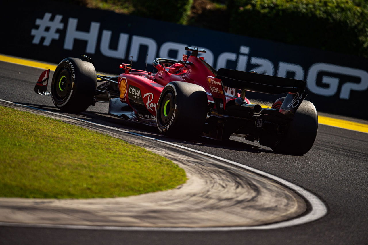 Monoplaza rojo en acción durante el Gran Premio de Hungría