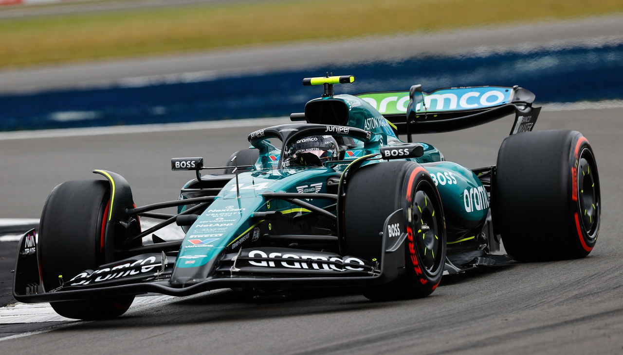 Monoplaza en acción bajo la lluvia de Silverstone.