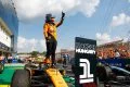 Oscar Piastri celebra en el podio de Hungaroring, con su McLaren al fondo