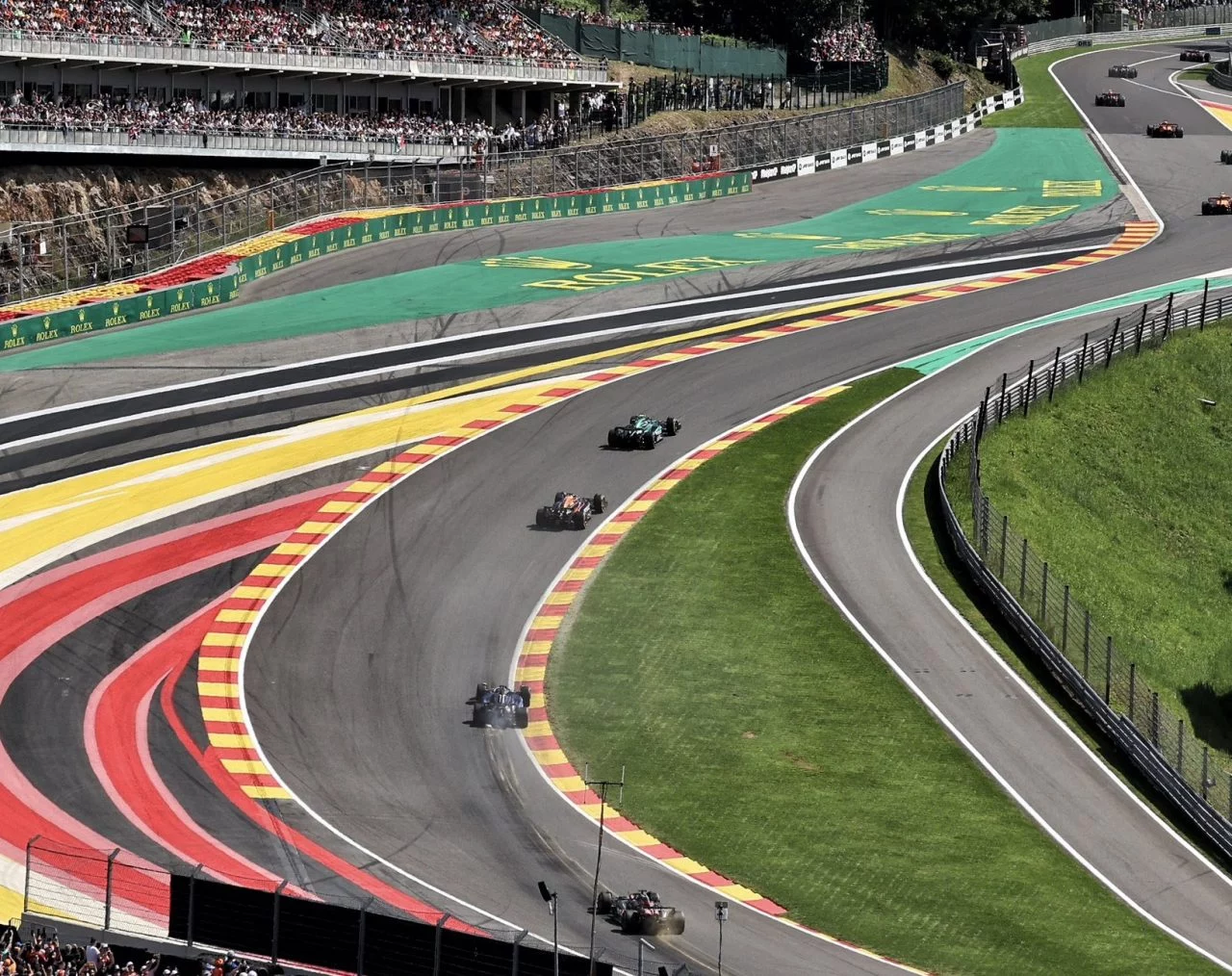 Monoplazas de F1 abordando la icónica curva Eau Rouge en Bélgica