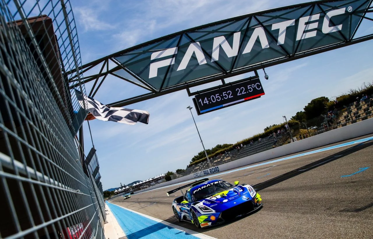 Vista lateral de un vehículo de competición en acción en Paul Ricard