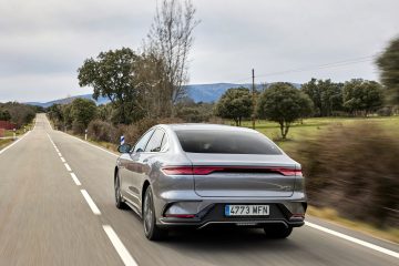 Vista dinámica en carretera del nuevo modelo eléctrico, destacando su diseño trasero