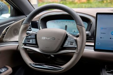 Vista del volante y consola de un vehículo moderno con avanzados sistemas de conducción asistida.