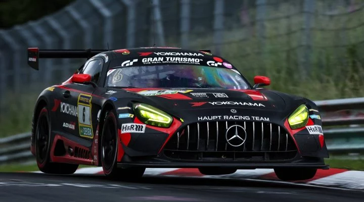 Mercedes AMG GT3 en acción con librea del Haupt Racing Team.