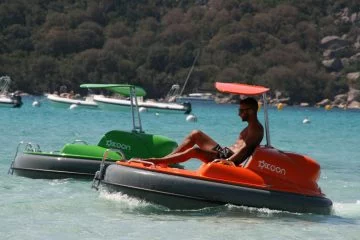 Innovador hidropedal equipado con motor, ideal para disfrutar en la playa sin licencia.