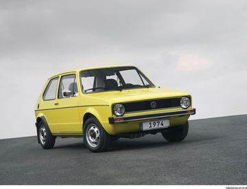 Volkswagen Golf Mk1 en color amarillo, esencia del compacto alemán.