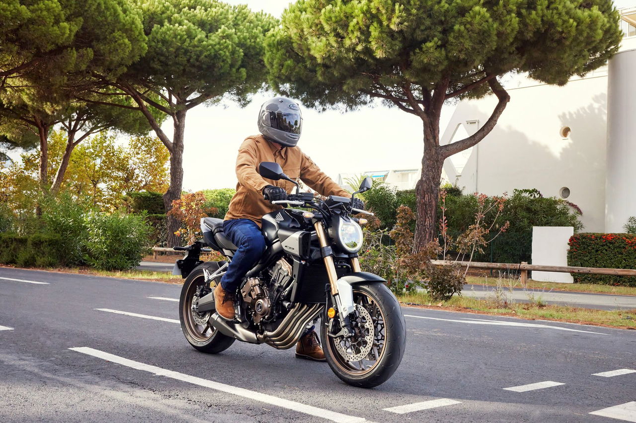 Vista dinámica de la Honda CB650R neoretro en acción, diseño y prestaciones equilibradas