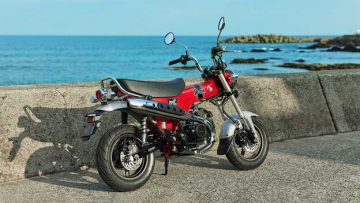 Honda Dax ST125 en ambiente costero, muestra lateral completa