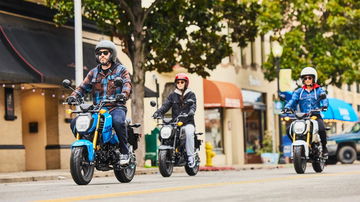 La Honda MSX 125 Grom muestra su agilidad y estilo urbano en movimiento.