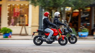 La Honda MSX 125 Grom muestra su lado más urbano y compacto.