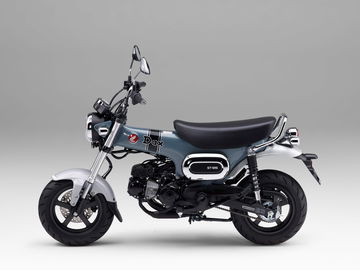 Honda ST125 Dax, un modelo icónico que combina estilo retro con eficiencia moderna.