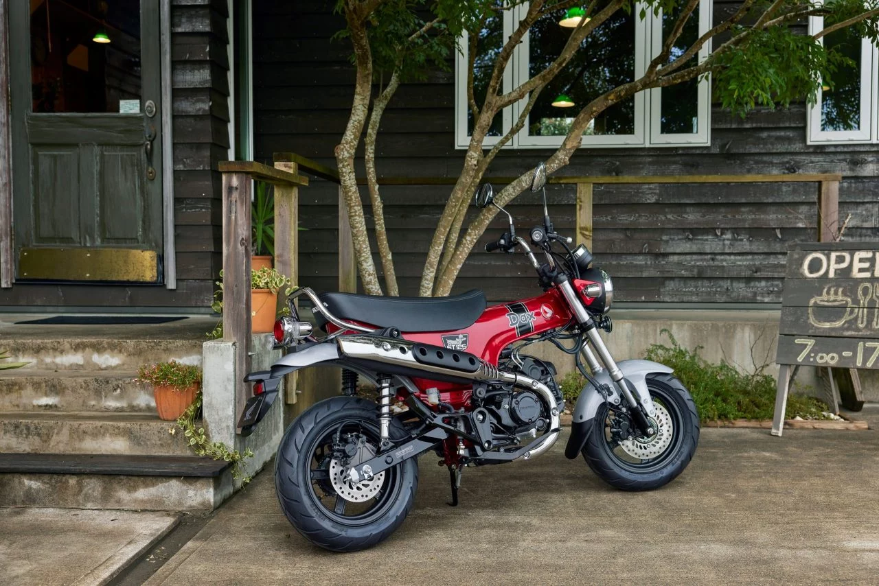 Honda ST125 Dax, símbolo de estilo y eficiencia en el formato compacto.