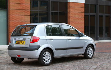 Vista trasera lateral del Hyundai Getz, compacto y eficiente.