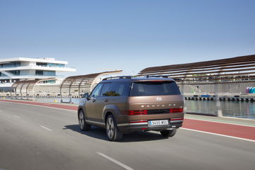 Vista dinámica del Hyundai Santa Fe 2024 mostrando su diseño trasero y perfil lateral.