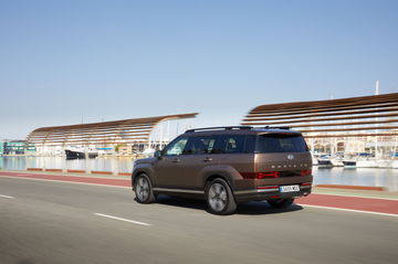 El Hyundai Santa Fe 2024 luce un diseño lateral elegante y moderno.