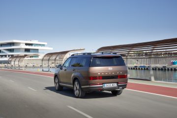 La trasera del Hyundai Santa Fe 2024 destaca por su diseño moderno y robusto.